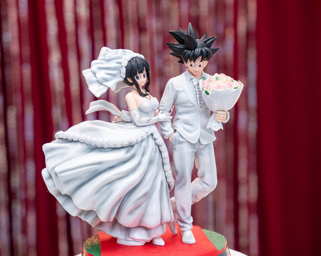 Cake Topper de Goku y Pan en Boda | Fotografía de Bodas Temáticas en New Jersey Adorno de pastel de boda con figuras de Goku y Pan de Dragon Ball. Fotografía de detalles de bodas temáticas y personalizadas en New Jersey.