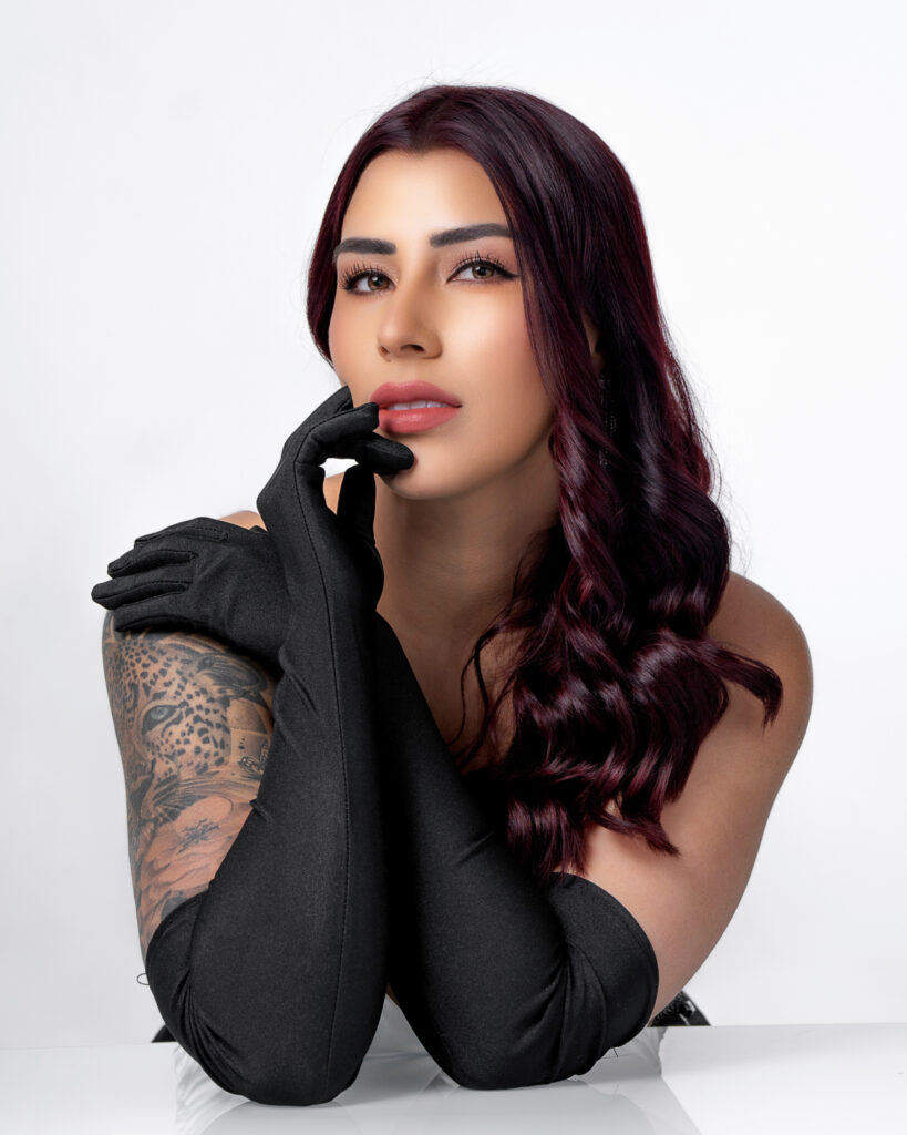 Retrato de mujer, close-up de medio cuerpo, en sesión de fotografía beauty profesional. Fotografía para portafolio, marca personal y redes sociales en New Jersey.