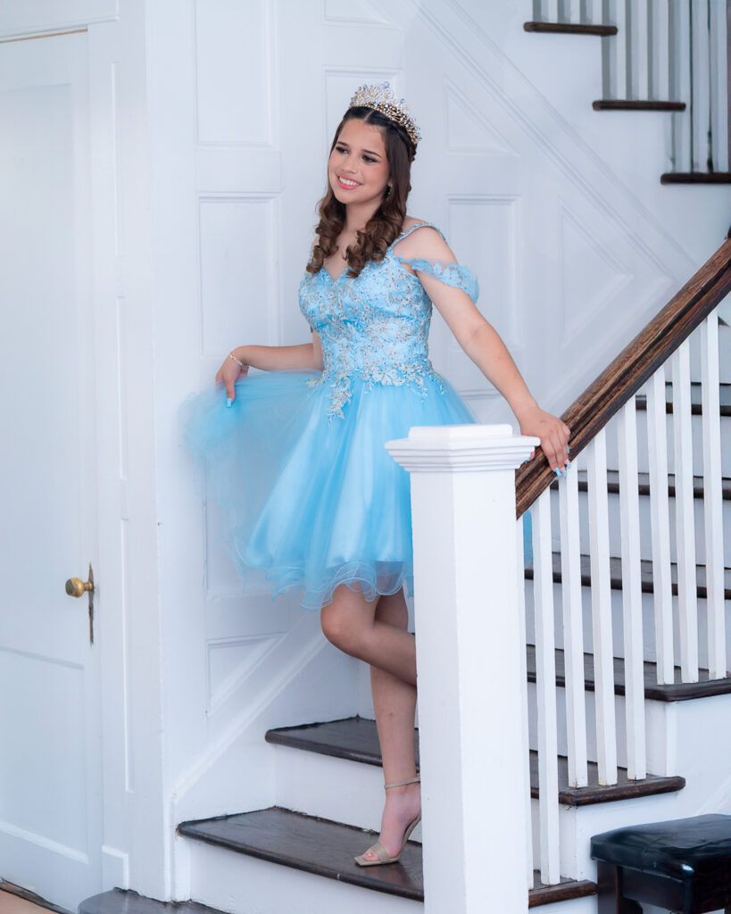 Fotógrafo de Quinceañeras en New Jersey | Capturando el Gran Descenso de la Escalera Fotografía profesional de quinceañera bajando elegantemente las escaleras en su fiesta en New Jersey. Book tu sesión de fotos de quince años con nosotros.