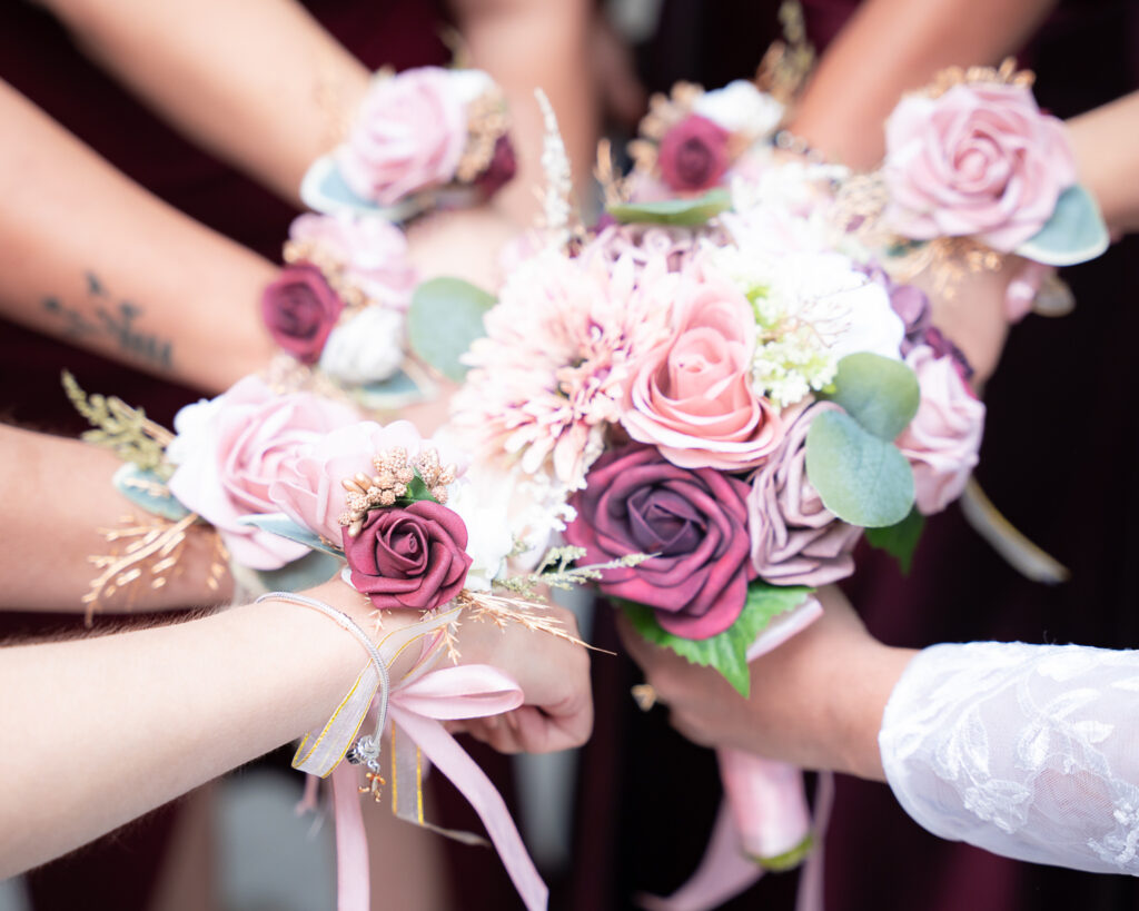 Novia y Damas de Honor: Ramos y corsages en bodas de New Jersey Novia y damas de honor sosteniendo sus ramos de flores. Fotografía detallada de los corsages de pulsera en una boda de New Jersey.
