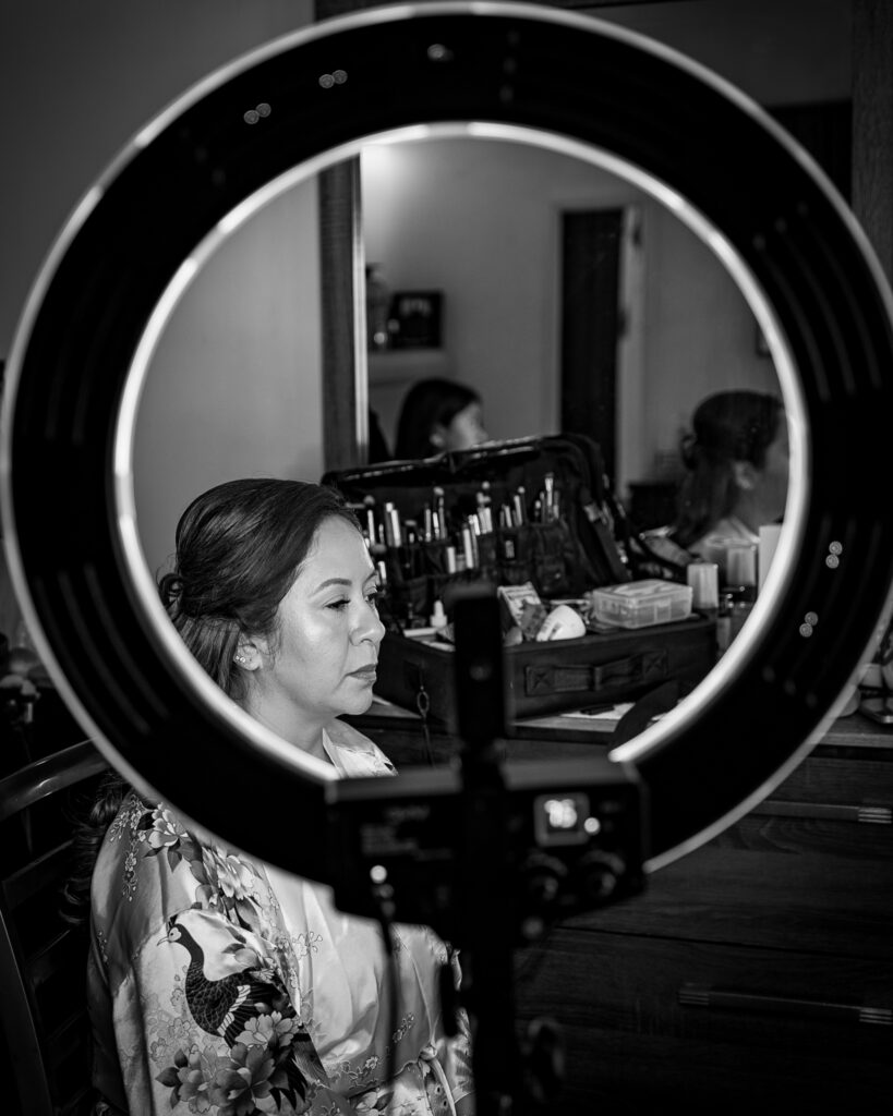 Preparativos de la novia: Maquillaje con aro de luz en New Jersey Primer plano de una novia maquillándose frente a un aro de luz. Momento de preparación de la novia para su boda en New Jersey. Fotografía de backstage de bodas.