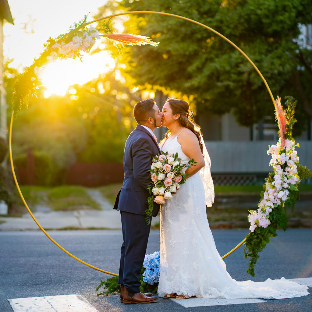 El Beso de Boda al Atardecer: Fotografía Romántica en New Jersey Pareja de recién casados besándose apasionadamente al atardecer en New Jersey. Fotografía de boda romántica, primer beso de casados.