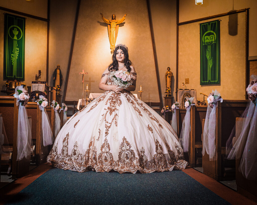 Ceremonia de Quinceañera en la Iglesia: Bendición y tradición en New Jersey Quinceañera en la iglesia recibiendo la bendición durante su misa de 15 años. Fotografía de evento social, ceremonia religiosa en New Jersey.