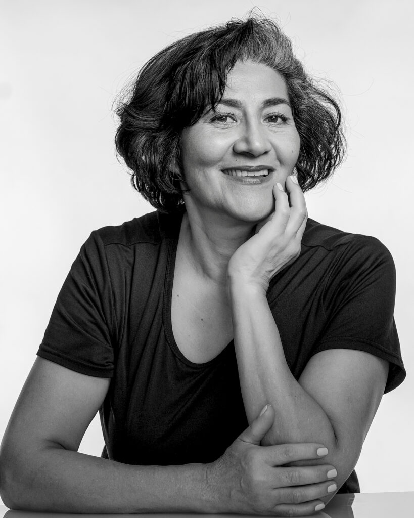 Fotógrafo de Retratos de Mujer Madura en New Jersey | Sesiones de Fotos de Empoderamiento Femenino Retrato profesional en estudio de una mujer madura muy guapa posando con confianza. Fotografía de belleza, empoderamiento y marca personal en New Jersey.
