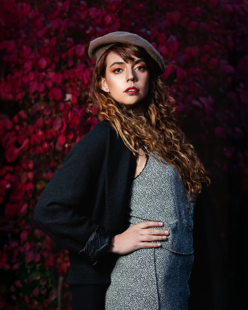 Fotógrafo de Retratos de Estilo en New Jersey | Sesiones de Fotos en Campos de Flores Joven con un atuendo de moda posando en una sesión de fotos de retrato con un fondo de flores. Fotografía de estilo en exteriores en New Jersey.