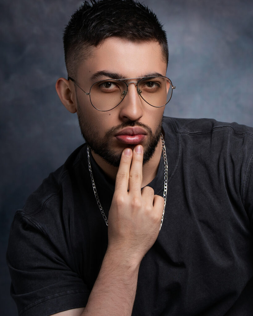 Fotógrafo de Retratos para Hombres en New Jersey | Sesión de Fotos Profesional Joven posando en una sesión de fotos de retrato para hombre. Fotografía profesional para book de modelos y retratos en New Jersey.