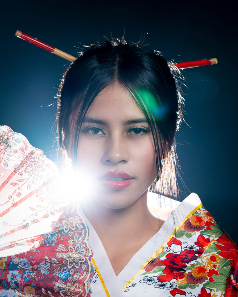 Fotógrafo de Sesiones Creativas en New Jersey | Geisha en Kimono Rojo en Estudio Retrato artístico de una modelo vestida de geisha con kimono rojo en una sesión fotográfica de estudio en New Jersey. Fotografía temática.